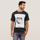 ノートPCのメンズブラックTシャツで眠る白猫 Tシャツ (正面フル)