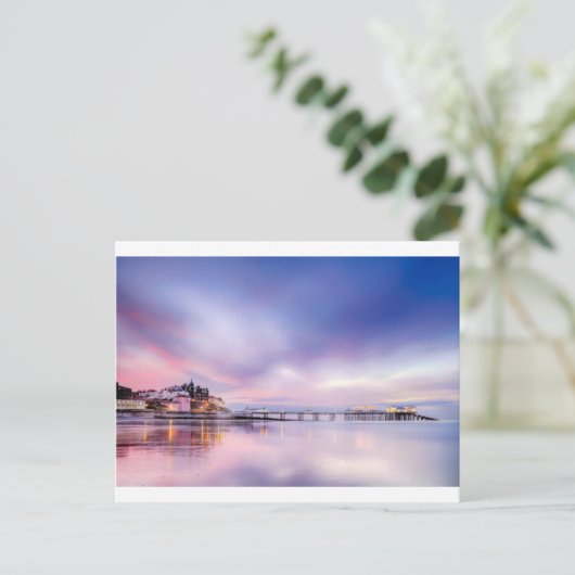 ノーフォークイングランドの有名なクローマー桟橋とピンクのsu ポストカード (スタンド正面)