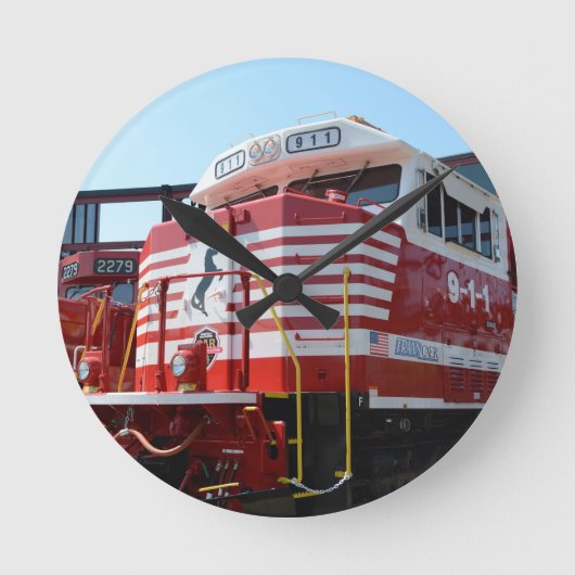 ノーフォーク南部鉄道911ディーゼル機関車 ラウンド壁時計 (正面)