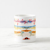 ノーフォーク、ムンデズリーの赤いボートとビーチ コーヒーマグカップ (中央)