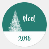 ノールクリスマスツリーあなたの年または文字を追加 ラウンドシール (正面)