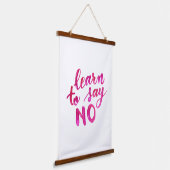ノー学と言う – ピンク 吊り下げ型タペストリー (傾斜あり)
