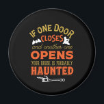 ハおもしろいウス幽霊のよく出る感動的引用文ハロウィーン マグネット<br><div class="desc">一もしつのドアが別のドアを閉めるあなたの家が幽霊のよく出る開く。あなたがトリックまたはトリートに行くとき衣服に面白いハロウィーンの衣装デザイン。怖い幽霊やホラー素晴らしムービーテーマを持つ不気味な夜のハローウィンパーティのための不気味で不気味な商品。ハロウィーンのカボチャのちょうちんのカボチャ、幽霊、スカル、スケルトン、魔女、黒猫のハロウィーンの装飾をよく行きなさい。ヴィンテージカッコいいとレトロなハロウィーンの衣装は、ユーモア、皮肉、ジョーク、機知に富んだ引用文やパンズを愛する人のために。</div>