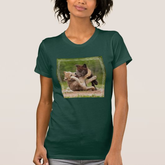 ハイイロオオカミの子犬のレスリング Tシャツ (正面)