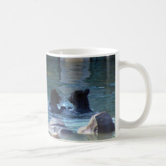 ハイイログマの水泳パーティーバインダー コーヒーマグカップ