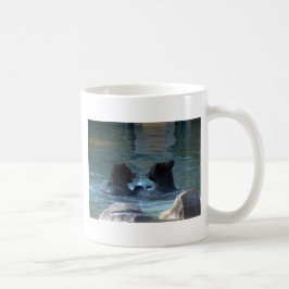 ハイイログマの水泳パーティー コーヒーマグカップ