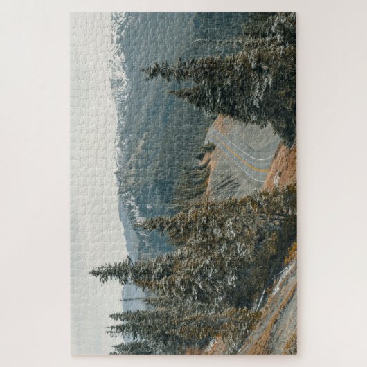 ハイウェイ沿いの雪の多い森 ジグソーパズル (縦)