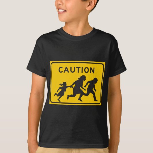 ハイウェーの印を交差させている不法入国者 Tシャツ (正面)