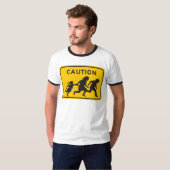 ハイウェーの印を交差させている不法入国者 Tシャツ (正面フル)