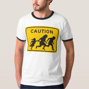 ハイウェーの印を交差させている不法入国者 Tシャツ