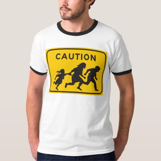 ハイウェーの印を交差させている不法入国者 Tシャツ (正面)