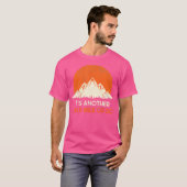 ハイカーおもしろいギフトもう半マイルかそこらのレトロ Tシャツ (正面フル)