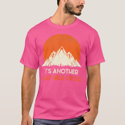 ハイカーおもしろいギフトもう半マイルかそこらのレトロ Tシャツ (正面)