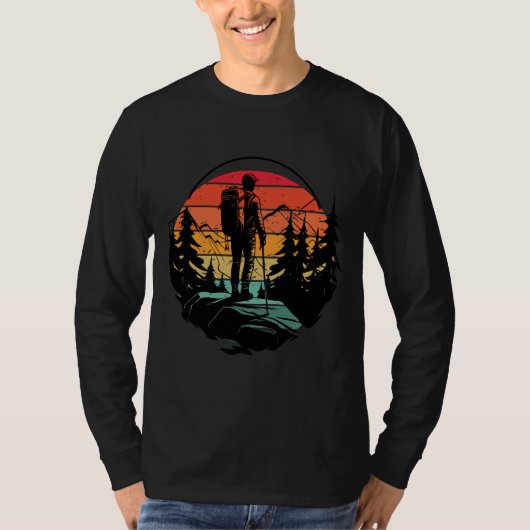 ハイカーの夕日レトロ Tシャツ (正面)