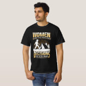 ハイカーの女性はあらゆる場所に属している Tシャツ (正面フル)