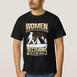 ハイカーの女性はあらゆる場所に属している Tシャツ