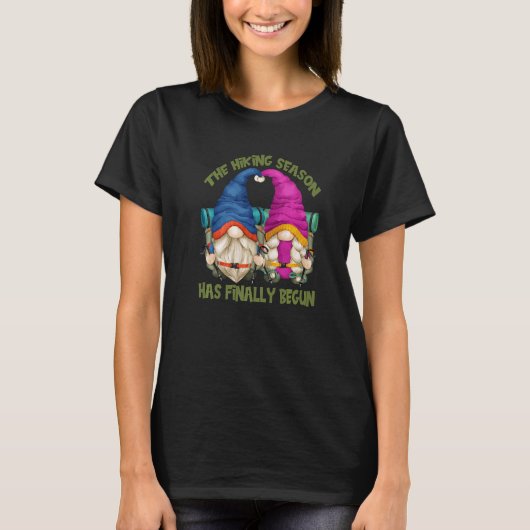 ハイカーの暮らし キャンピング カップルと庭のノーム 遠足 Tシャツ (正面)