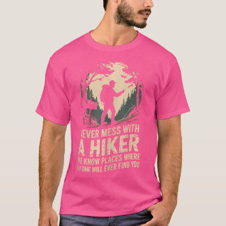 ハイカーの登山道のハイキングと決して混乱しない Tシャツ