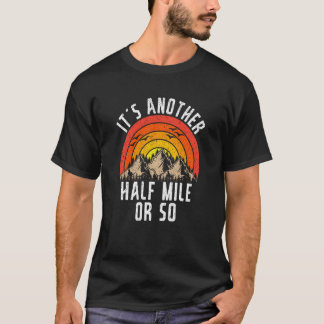ハイカーもう半マイルかそこらハイキングだ Tシャツ