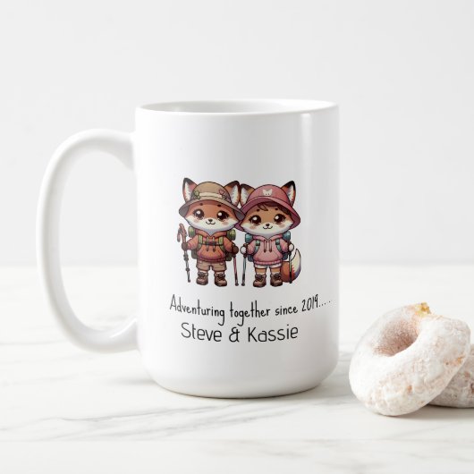 ハイキングから一緒に冒険するかわいいキツネカップル コーヒーマグカップ (ドーナツ)
