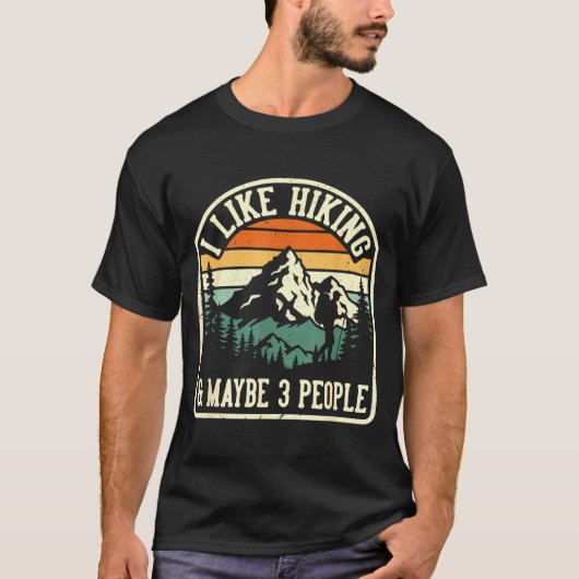 ハイキングが好きで多分3人アウトドア派なのがおかしい Tシャツ (正面)