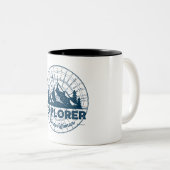 ハイキングが移住のキャンピングカーのギフトさまよわせる女性はさまよいます ツートーンマグカップ (正面右)