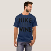ハイキングしてワインを飲む かわいいTシャツ Tシャツ (正面フル)