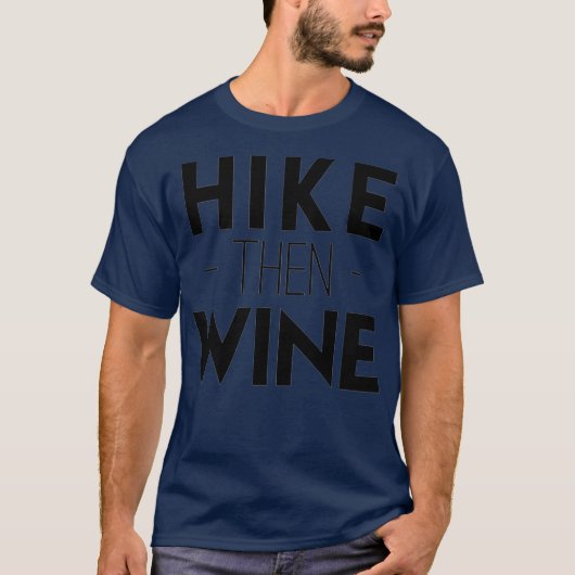 ハイキングしてワインを飲む かわいいTシャツ Tシャツ (正面)