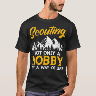 ハイキングで人生の道を探し求める Tシャツ