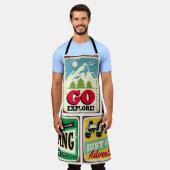 ハイキングとキャンプ用のレトロシンボルや象徴コレクション。屋外 エプロン (着用した状態)