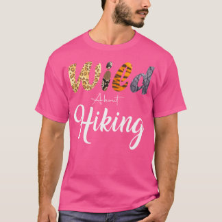 ハイキングに夢中なハイカーヒョウ Tシャツ