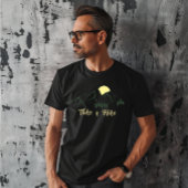 ハイキングの屋外ハイキングロゴの松の木を取る Tシャツ