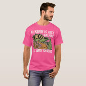 ハイキングはただの歩くだが、屋外の軽食で – - Tシャツ (正面フル)