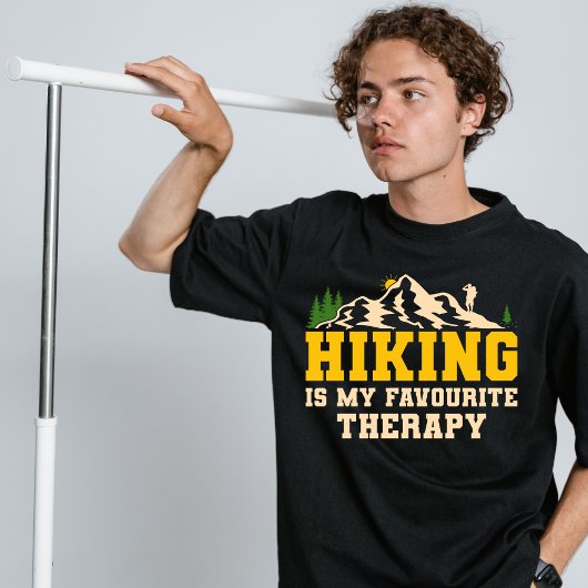 ハイキングは私のお気に入りのセラピー Tシャツ