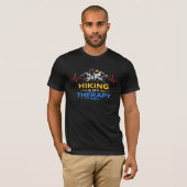 ハイキングは私のセラピー 山のハイカー ハートビート Tシャツ (正面フル)