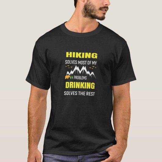 ハイキングは私の問題を解決する飲み物は解決 Tシャツ (正面)