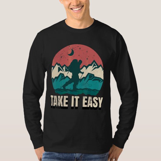 ハイキングや簡単として登山を取る Tシャツ (正面)