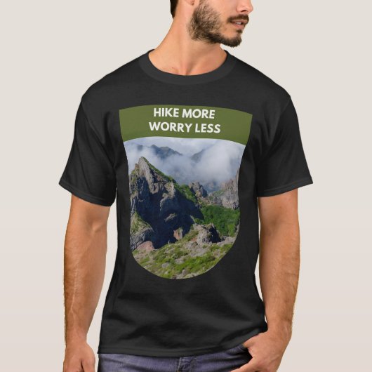 ハイキングより心配の少ない – ハイキング引用文 Tシャツ (正面)