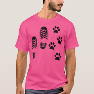 ハイキングをする犬と男のハイキング犬のハイカー Tシャツ