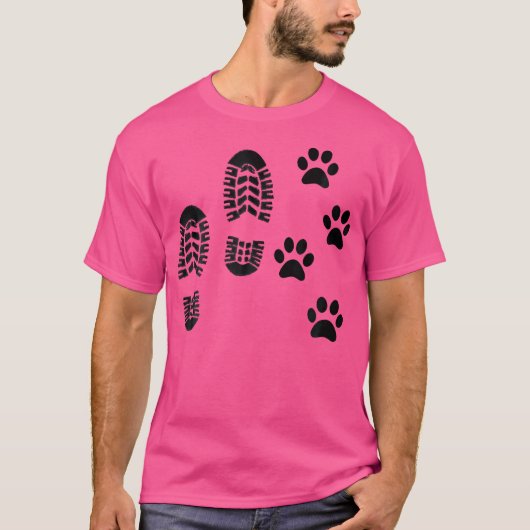 ハイキングをする犬と男のハイキング犬のハイカー Tシャツ (正面)