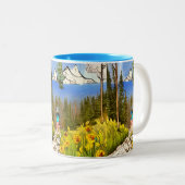 ハイキングをする ツートーンマグカップ (正面右)