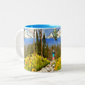 ハイキングをする ツートーンマグカップ (正面左)