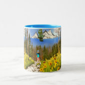 ハイキングをする ツートーンマグカップ (中央)