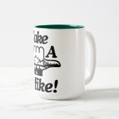 ハイキングをする ツートーンマグカップ (正面右)