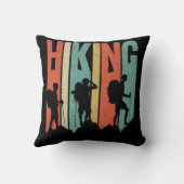 ハイキングをテーマにしたアドベンチャーシャツ、ヴィンテージハイキング クッション (裏面)