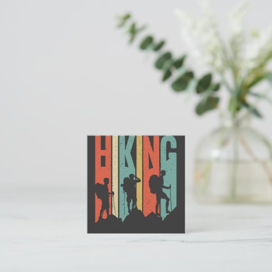 ハイキングをテーマにしたアドベンチャーシャツ、ヴィンテージハイキング スクエア名刺 (スタンド正面)