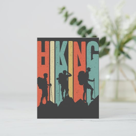 ハイキングをテーマにしたアドベンチャーシャツ、ヴィンテージハイキング ポストカード (スタンド正面)