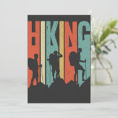 ハイキングをテーマにしたアドベンチャーシャツ、ヴィンテージハイキング 招待状 (スタンド正面)