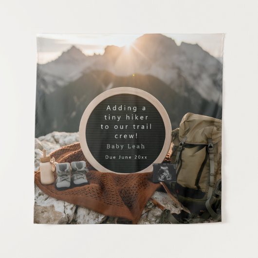 ハイキングをテーマにした妊娠告知 タペストリー (正面)