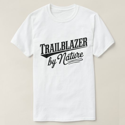 ハイキングアドベンチャー名言 山のタイポグラフィ Tシャツ (デザイン正面)